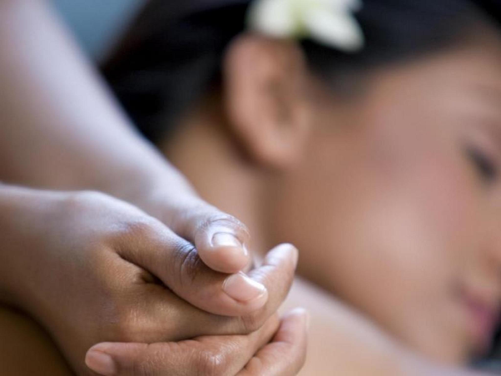 Grand Coloane Resort Macao Eksteriør bilde A woman receiving a massage